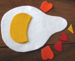Cutting out the hen's different parts in the felt