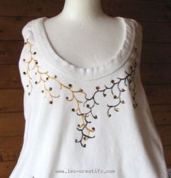 A rhinestone-personalized top for the Summer